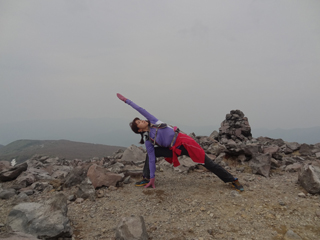 体側を伸ばすポーズ