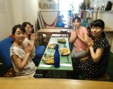 幸せオーラいっぱいのカフェヨガ