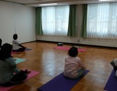 笑顔いっぱい　春のヨガサークル